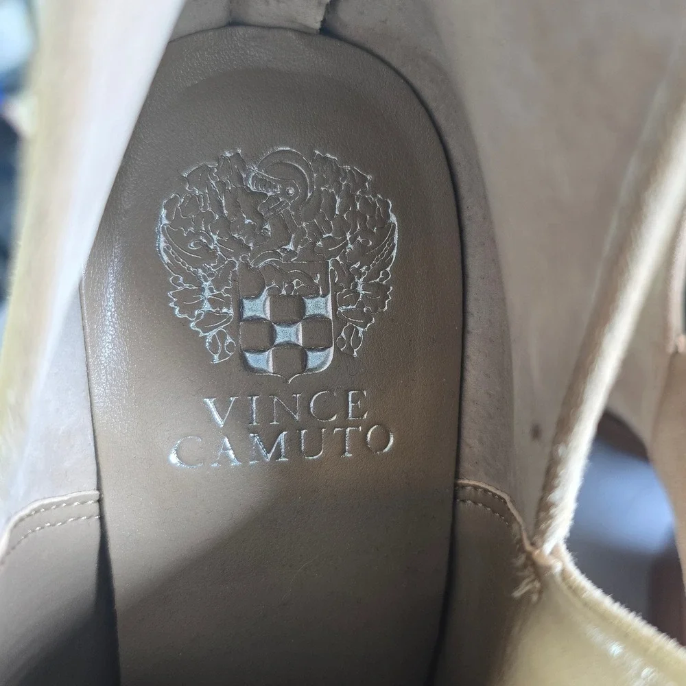 Vince‎ Camuto Gigietta Tan Suede Pointed Toe V-Cut Ankle Booties Woman 8.5M 39